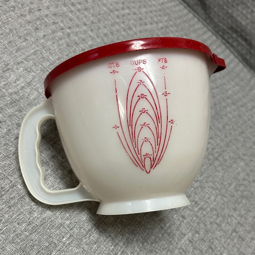 Tupperware Mix-N-Store 8 Cup Measuring Batter Bowl with original red lid